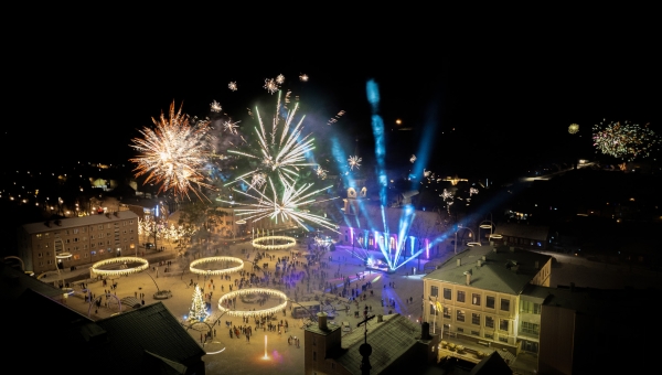 Ilutulestiku laskmisel juhtus Võrus mullu õnnetus, kui uljas seltskond asus käest laskma raketti, millele tootja oli sätestanud maapinda torgatult taevasse lendamise. Foto: AIGAR NAGEL
